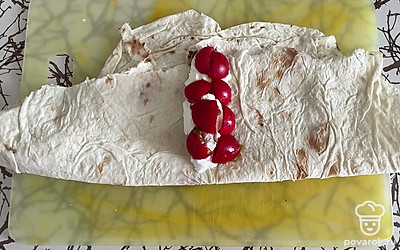 Помидорки разрежьте каждую на 4 дольки и сложите поверх сыра.