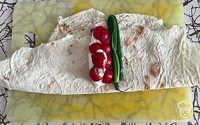 Лук сверните в два слоя и положите с одного края сыра.