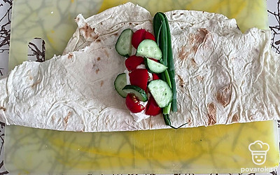 Огурец порубите на небольшие куски и выложите последним слоем.