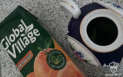 Влейте 50 миллилитров апельсинового сока.