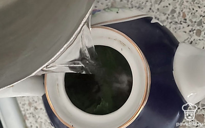 Залейте все кипятком и дайте настояться 10 минут.