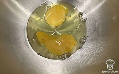 В чашу разбейте яйца.