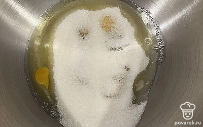 К яйцам добавьте сахар.