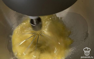 Начните взбивать все миксером до однородности и объедения всех компонентов.