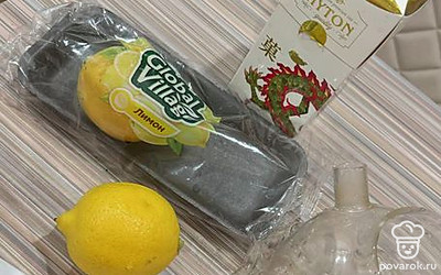 Лимон хорошо помойте и нарежьте кружочками.