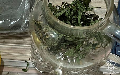 В заварочный чайник всыпьте зеленый чай и мяту.