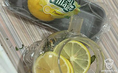 Добавьте лимон и кипяток. Дайте настояться 15 минут.