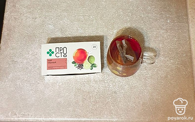 Воду закипятите. В отдельный стакан выложите пакетик чая и залейте его 250 миллилитрами воды от общего количества. Накройте крышкой и дайте настояться около 5-7 минут.