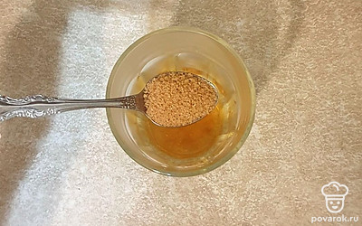 В другой стакан всыпьте сахар и залейте оставшимся кипятком. Хорошо размешайте до растворения сахара.