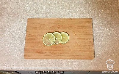 Лайм тоже нашинкуйте тонкими дольками.