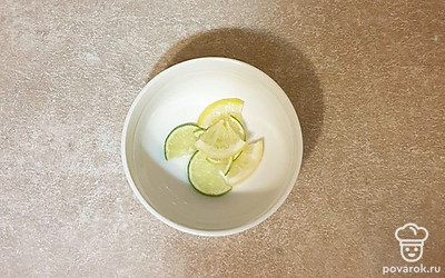 В миску выложите лимон и лайм. Хорошо разомните, чтобы выделился сок.