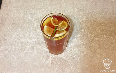 В отдельном стакане соедините заваренный чай, сироп с тростниковым сахаром, выжатый лимон и лайм, смешайте.