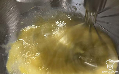 К яйцам с сахаром влейте растительное масло. Взбивайте на средней скорости миксера около 1 минуты.