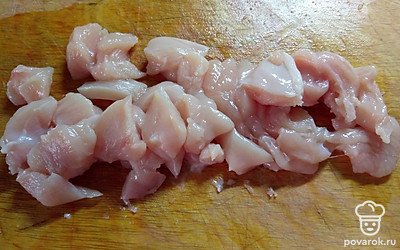 Куриное филе промыть. Нарезать небольшими кусочками и обсушить.