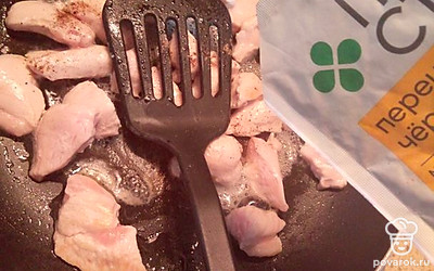 На сковороде разогреть растительное масло. Обжарить мясо до золотистого цвета 8-9 минут. Во время жарки мясо переворачивать. Посолить и поперчить.