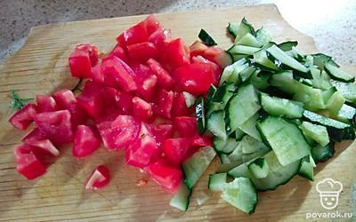 Пока жарится филе, подготовить овощи. Огурцы тонко нарезать, томаты нашинковать небольшими кубиками.