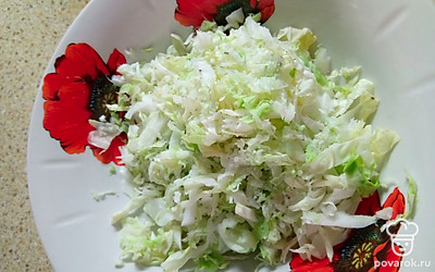 Капусту тонко нарезать и отжать руками до выделения сока.