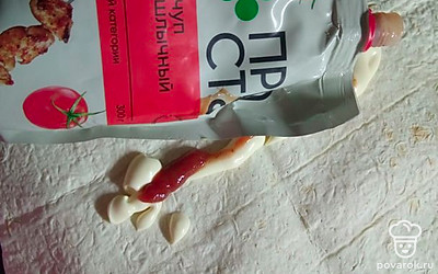 Лаваш разрезать на 2 части. На край каждого лаваша намазать кетчуп и майонез.