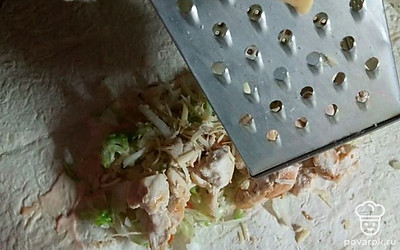 На соус разложить все ингредиенты. Сначала капусту, потом помидоры и огурцы, далее — мясо. Последний ингредиент — сыр. Натереть его на крупной терке. Завернуть лаваш конвертиком. Подогреть с двух сторон на сухой сковороде. Готово!