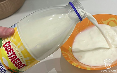 В отдельную мисочку вылейте молоко. Я выливаю молоко сначала в миску, а не сразу в тесто, чтобы не произошло конфузов: можно добавить его слишком много.