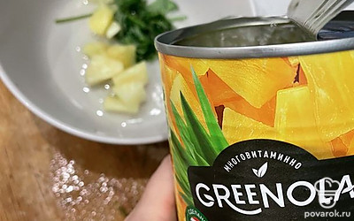 В тарелку выложите нарезанную мелиссу, ананас и влейте немного ананасового сиропа.