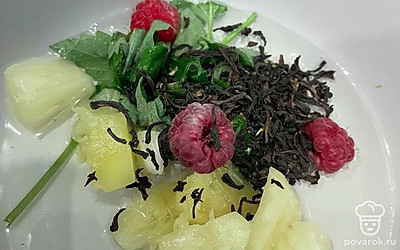 Посыпьте все ложкой черного чая, добавьте немного свежей малины.