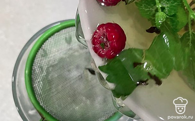 Процедите через сито. Наслаждайтесь напитком.