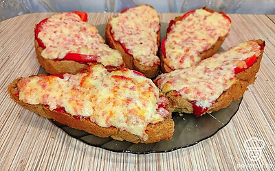 Бутерброды с колбасой, сыром и помидорами — Рецепт с фото