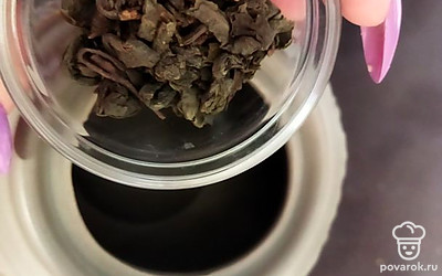 Заварочный чайник заранее ошпарьте, всыпьте зеленый чай.