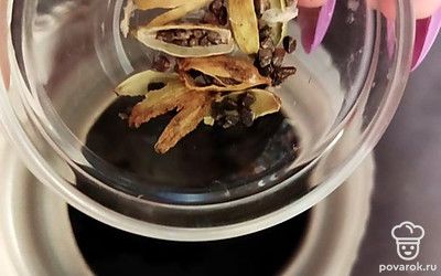 Кардамон раздавите и добавьте в чайник.