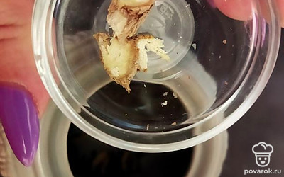 Корень имбиря нарежьте и добавьте в чайник.