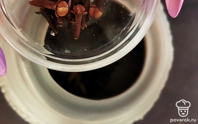 Всыпьте гвоздику.