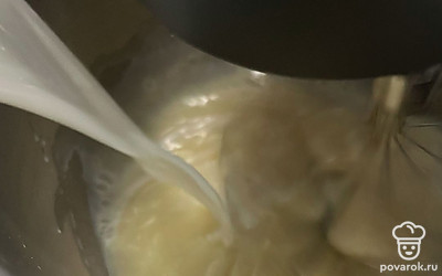 Влейте молоко в яичную смесь.