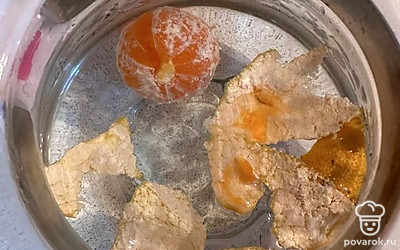 В чайник налейте кипяток. Добавьте очищенный мандарин вместе с цедрой.