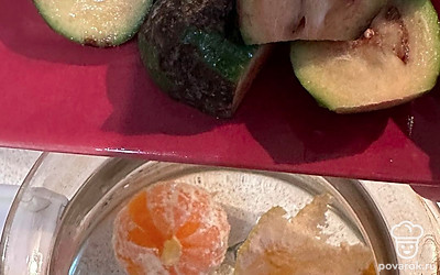 Фейхоа промойте холодной водой. Отрежьте хвостики и нарежьте плоды на кусочки. Отправьте фейхоа в чайник.