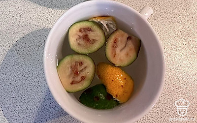 Накройте чайник, настаивайте 15 минут.