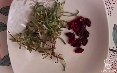 Помойте ветки и листья облепихи и ягоды шиповника. Шиповник можно взять свежий или сушеный.