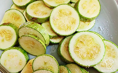 Нарежьте кабачок колечками 0,5 сантиметров толщиной. Немного посолите для того, чтобы кабачок дал сок.