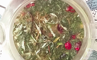 Все подготовленные ингредиенты переложите в заварочный чайник и залейте кипятком. Накройте заварочный чайник чайной бабой или укутайте полотенцем. Дайте настояться 15-20 минут. Приятного чаепития!