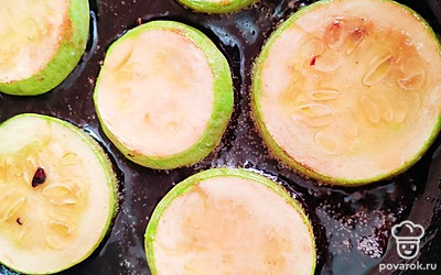 Обжарьте каждую дольку по 1 минуте с двух сторон.