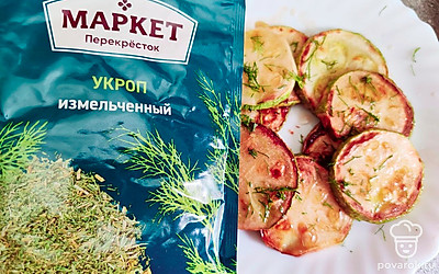 Выложите обжаренные кругляшки на тарелку, посыпьте сушеным укропом.