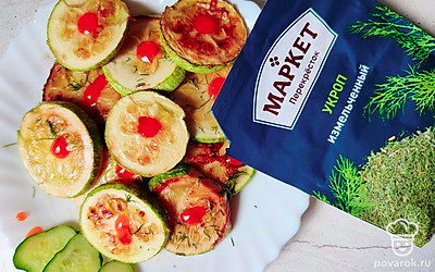 Подавайте блюдо теплым, украсив капельками соуса чили и дольками огурца.