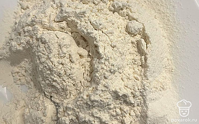 В отдельной тарелке просейте муку.