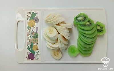 Очистите киви и банан. Нарежьте тонкими колечками.