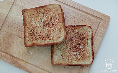 Поджарьте хлеб в тостере или на сковороде.