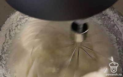 По 1 столовой ложке добавляйте муку, перемешивая тесто миксером на средней скорости.