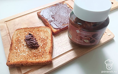 Каждый тост смажьте тонким слоем пасты.