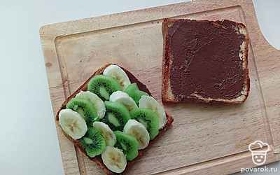 Сверху выложите кусочки фруктов в шахматном порядке.