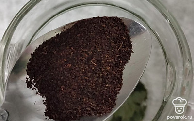 Добавьте сухой черный чай.