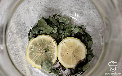 Нарежьте лимон кружочками и оправьте в заварочный чайник.